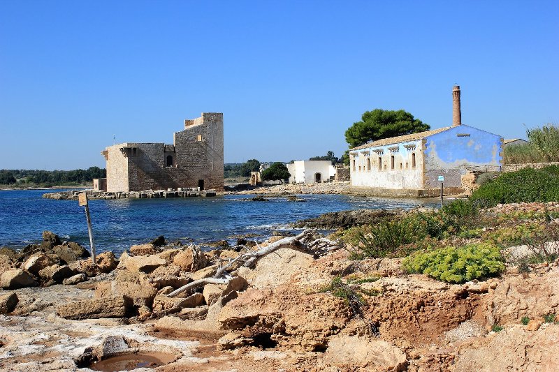 Il centro visitatori e la torre Sveva nella Riserva di endicari