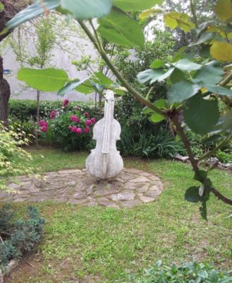 Un giardino a Roč (Rozzo) in Istria Croazia