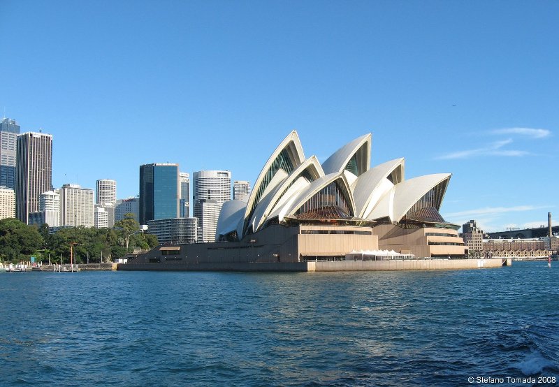 La Opera House di Sydney vista dalla baia