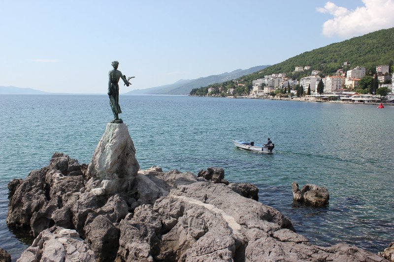 La scultura della "Ragazza con il gabbiano" a Opatija