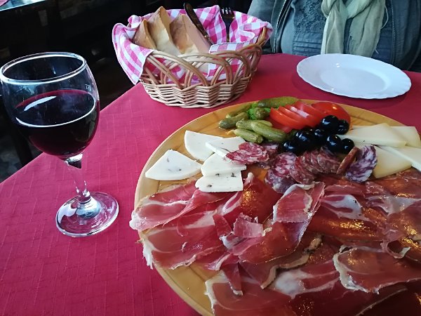 Tagliere salumi e formaggi misti Istria