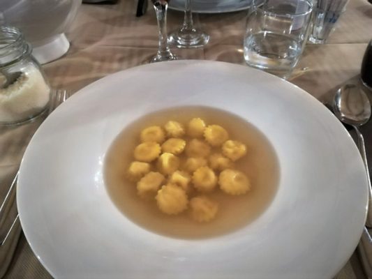 Cappelletti in brodo piatto tipico cucina romagnola