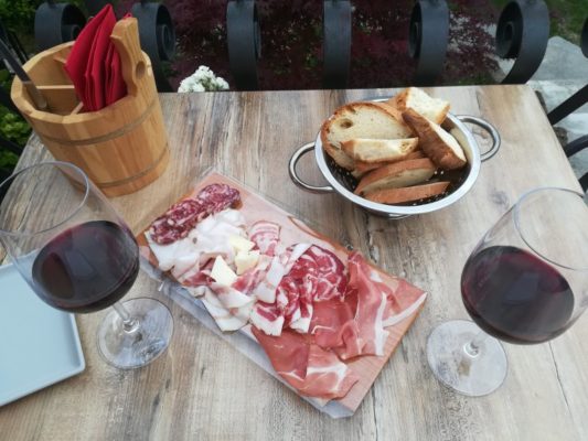 Vino doc del Collio e tagliere di affettati misti agriturismo Nonno Lince