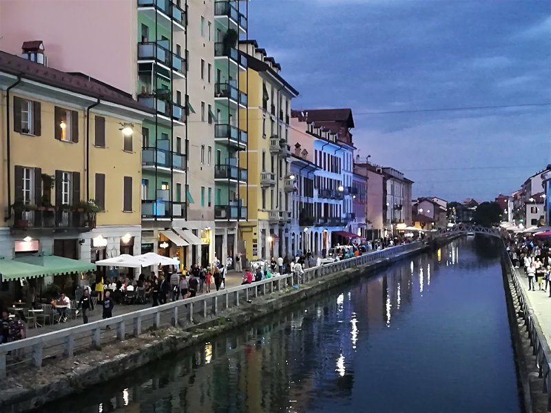 Panorama notturno del Naviglio Grande a Milano