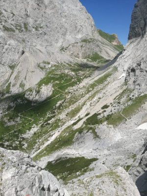 Il sentiero CAI 144 che conduce al Passo Volaia nelle Alpi Carniche