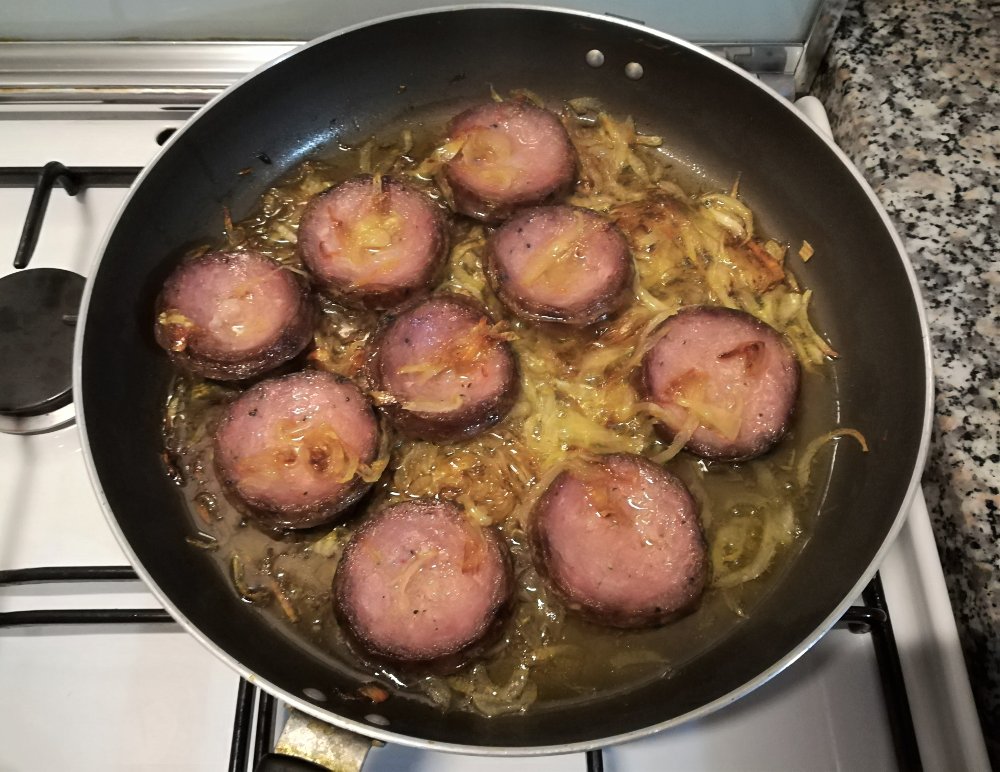 Preparazione salame all'aceto con cipolla