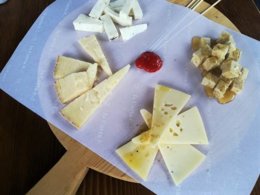 Tagliere di formaggi misti all'osmiza Pipan Klaric di Malchina