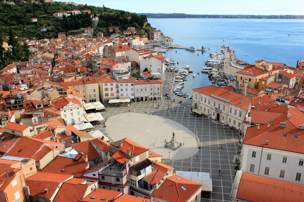 Veduta dall'alto di Piazza Tartini a Pirano in Slovenia