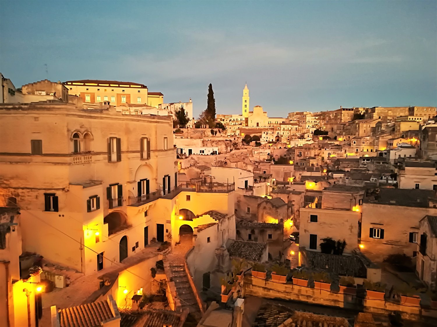 Panorama al crepuscolo di Matera dal belvedere Luigi Guerricchio