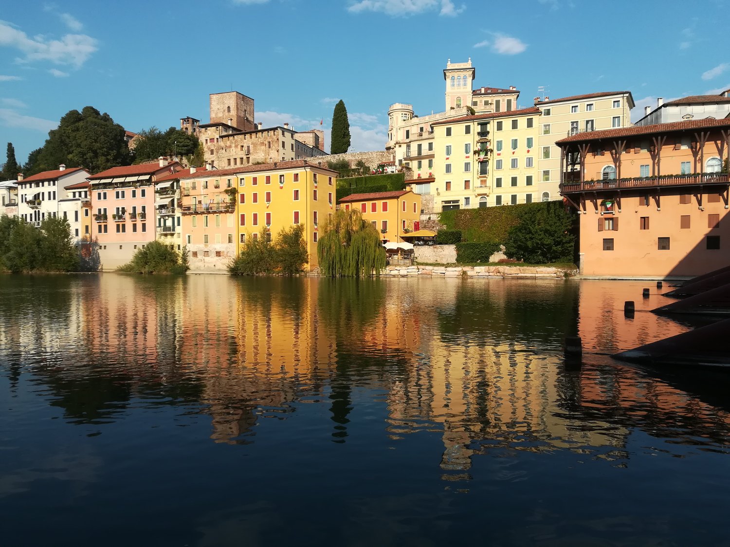 Panorama di Bassano del Grappa dalla riva del Brenta