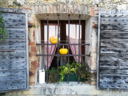 Dettagli di una finestra della Osteria senz'Oste a Valdobbiadene