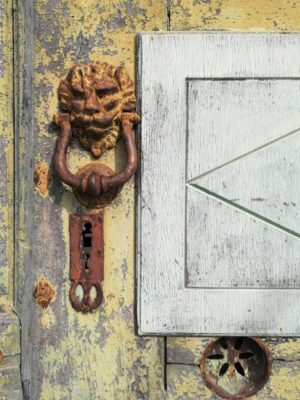 Dettaglio del portone d'ingresso di Palazzo Scaranchi a Monforte d'Alba