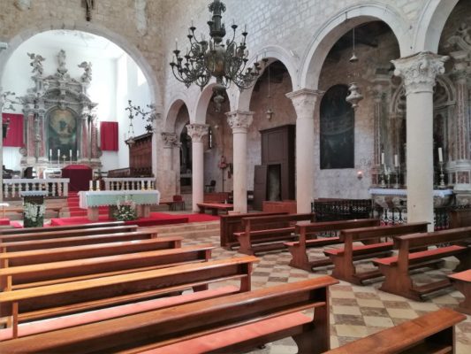 L'interno della Chiesa di Santa Maria Assunta a Pag