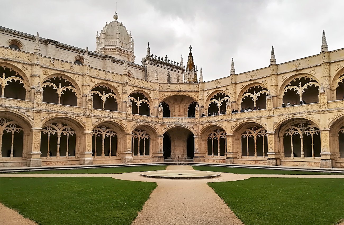 Il chiostro del Monastero dos Jerónimos a Lisbona