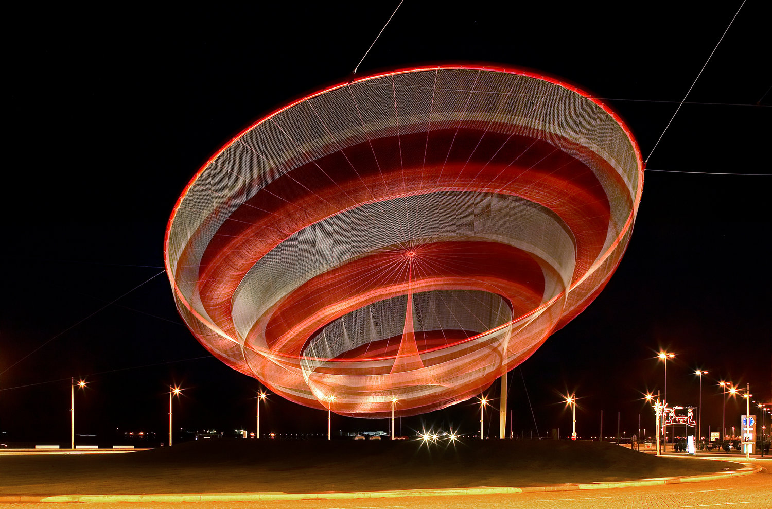 She Changes di Janet Echelman a Matosinhos