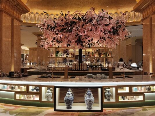 Un Bar all'interno del Emirates Palace Mandarin Oriental di Abu Dhabi