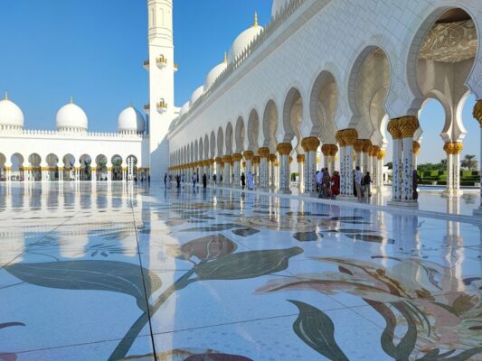 Cortile interno della Moschea dello Sceicco Zayed a Abu Dhabi