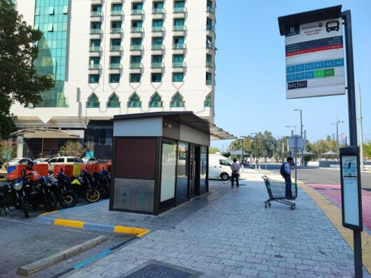 Una fermata dell'autobus a Abu Dhabi