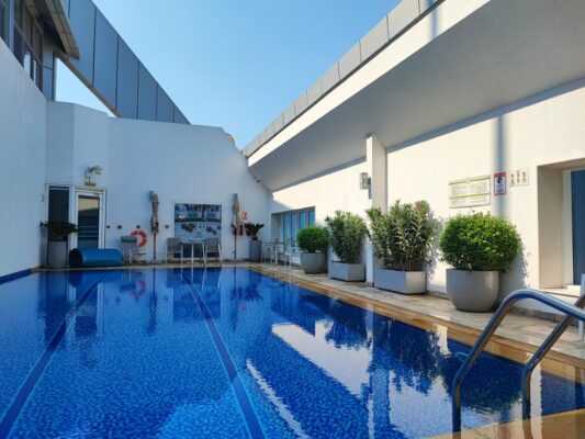 La piscina del Jannah Burj Al Sarab Hotel di Abu Dhabi