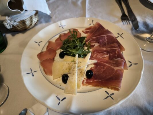 Piatti di affettati misti e formaggio al tartufo Ristorante Pod Napun Motovun