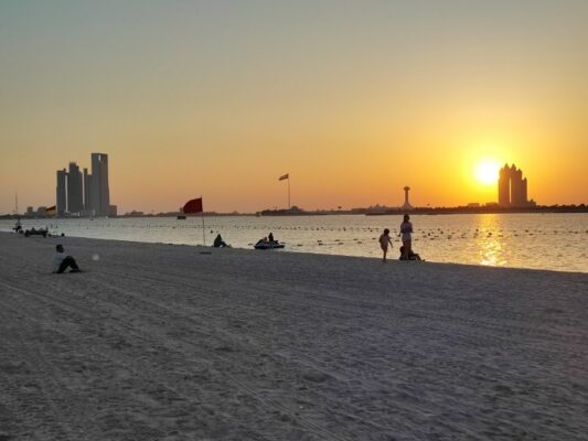 Tramonto sulla Corniche di Abu Dhabi