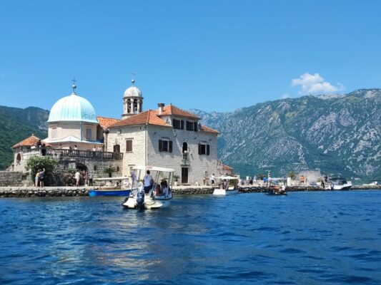 La chiesa della Nostra Signora delle Rocce a Perast