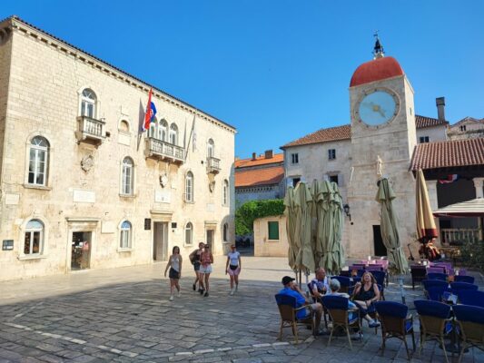 Il Palazzo del Municipio e la Torre dell'Orologio a Trogir