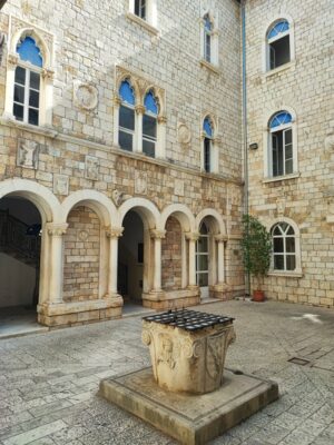 Il patio del palazzo del Municipio a Trogir