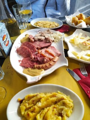 Il piatto caldaia in un buffet di Trieste
