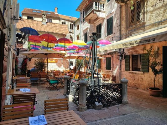 Piazzetta Karampana a Kotor