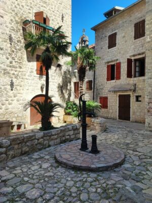 Vecchio pozzo d'acqua a Kotor