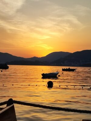 Tramonto sulla spiaggia di Pržno in Montenegro
