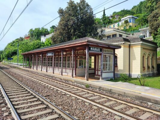 La stazione dei treni di Miramare a Trieste